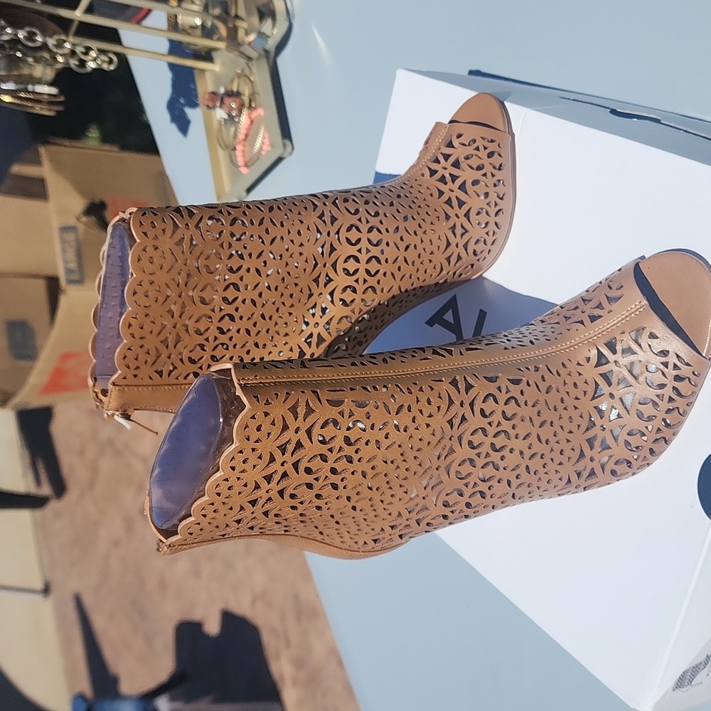 Heels - Picture 2 of 4